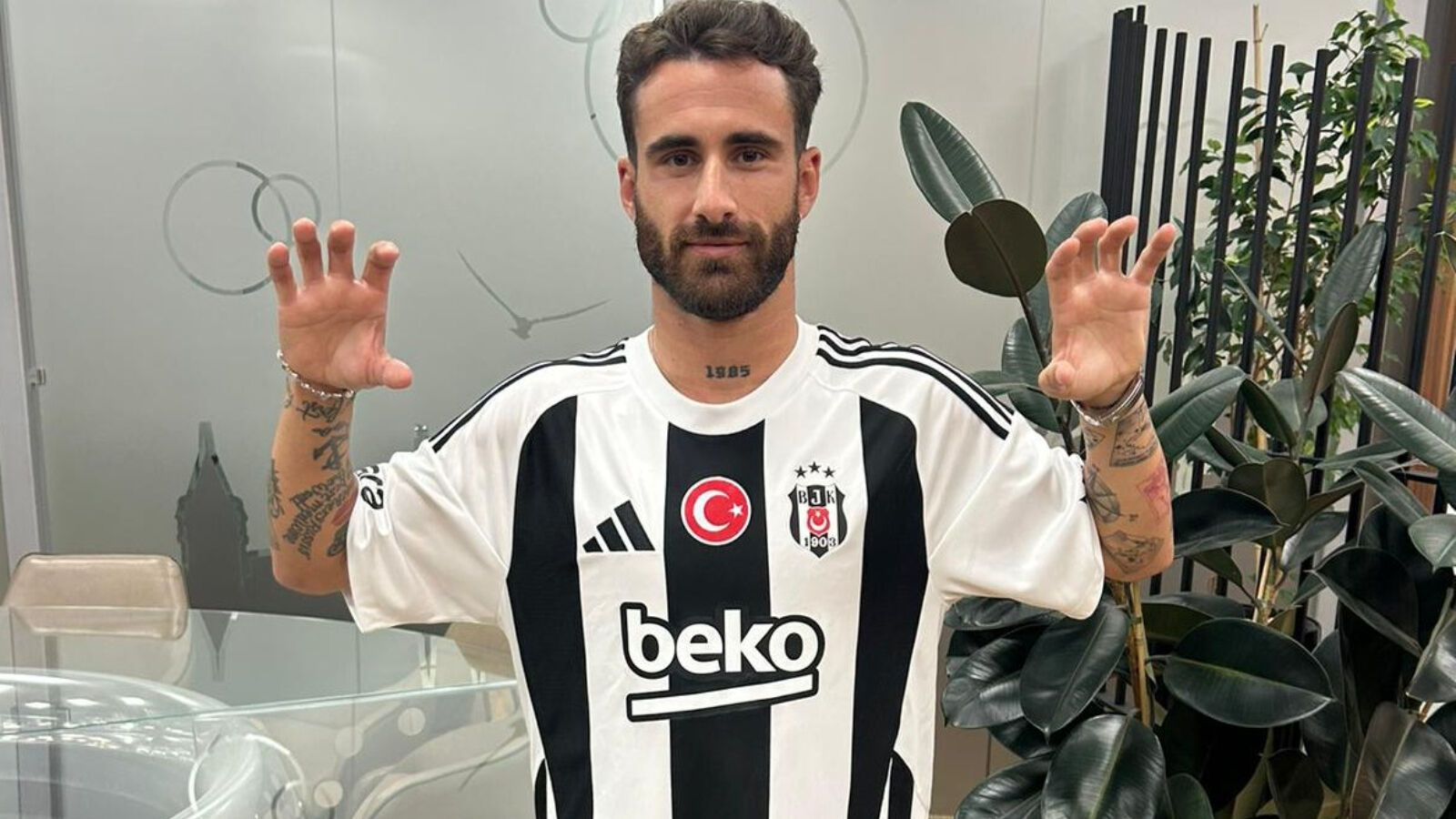 Beşiktaş'ın yeni sezonda giyeceği iç saha forması belli oldu Beşiktaş'ın yeni sezonda giyeceği iç saha forması belli oldu - 1. Resim