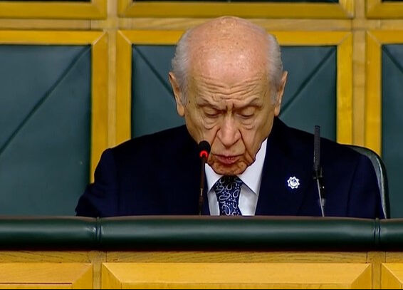 Devlet Bahçeli'nin MHP grup toplantısında oturarak konuşması vatandaşın dikkatini çekti - 1. Resim