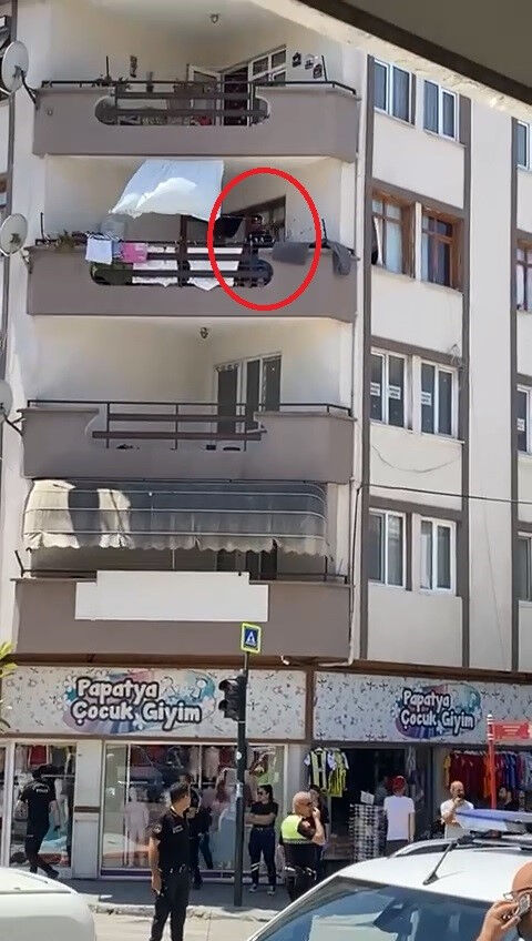 Evde dehşet saçtı! Abisini bıçaklayıp balkonda harakiri yaptı - 2. Resim
