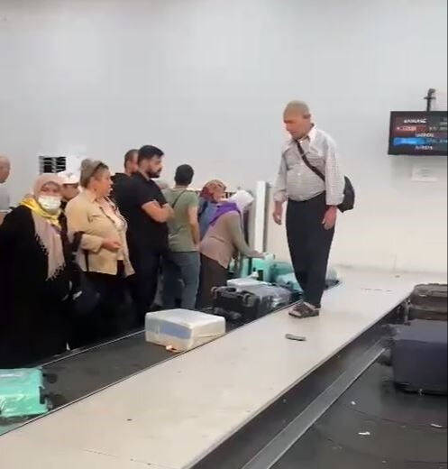 Hac dönüşü izdihamı! Hacılar valizlerine bandın üzerine çıkarak ulaşmaya çalıştı - 1. Resim