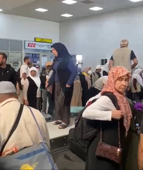 Hac dönüşü izdihamı! Hacılar valizlerine bandın üzerine çıkarak ulaşmaya çalıştı - 2. Resim