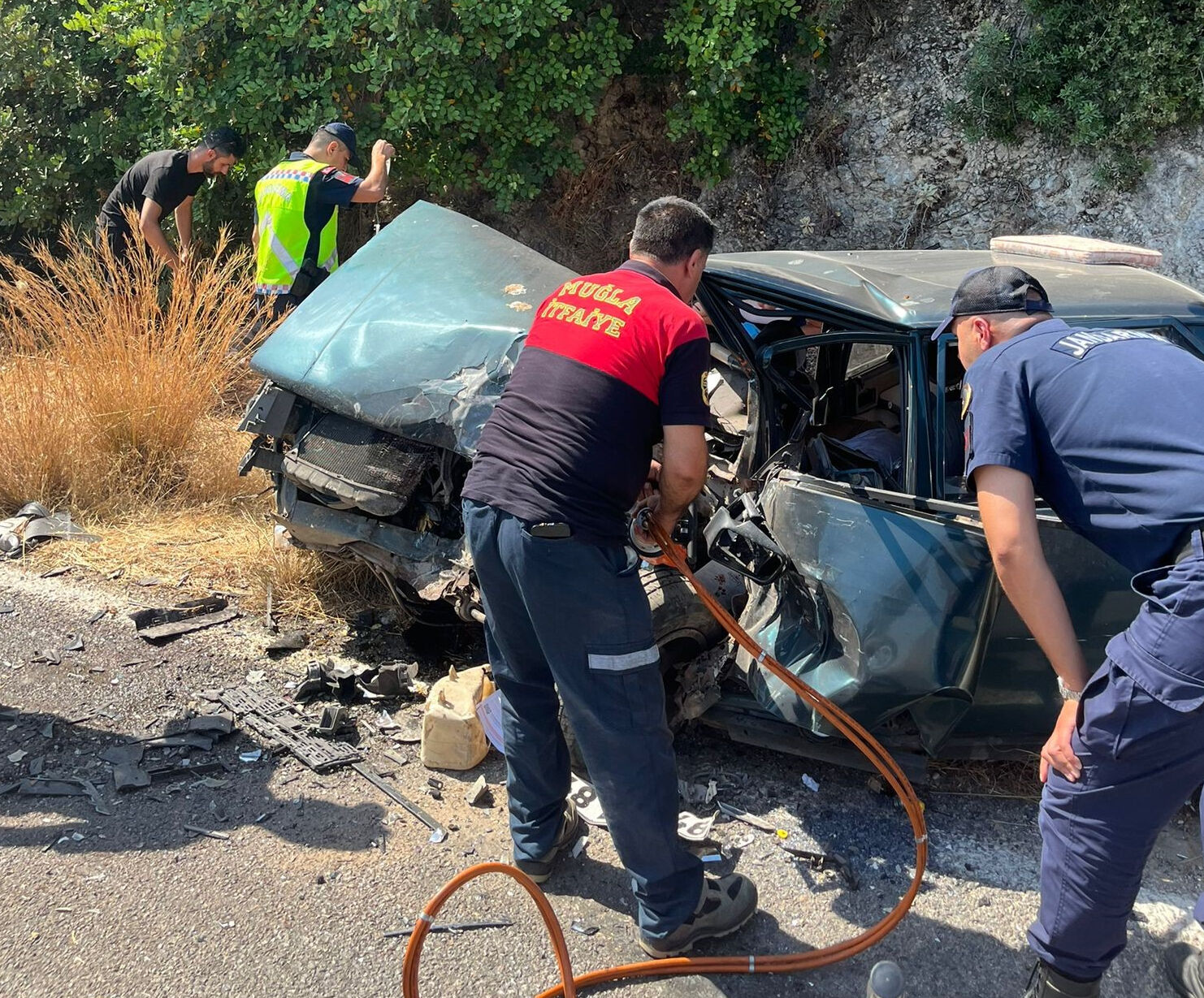 İki aracın çarpışmasında ortalık kan gölüne döndü: 1 ölü, 5 yaralı - 1. Resim