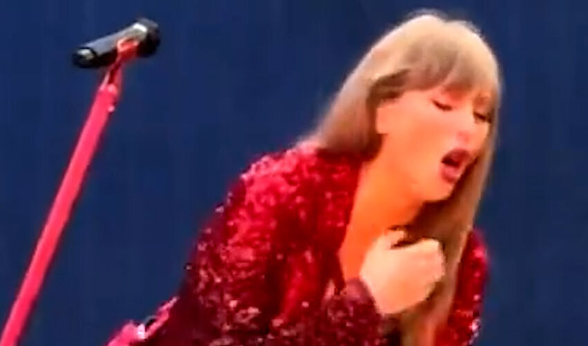 Konserde zor anlar: Taylor Swift şarkı söylerken böcek yuttu - 1. Resim