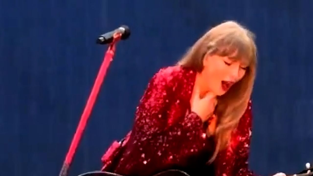 Konserde zor anlar: Taylor Swift şarkı söylerken böcek yuttu - Magazin