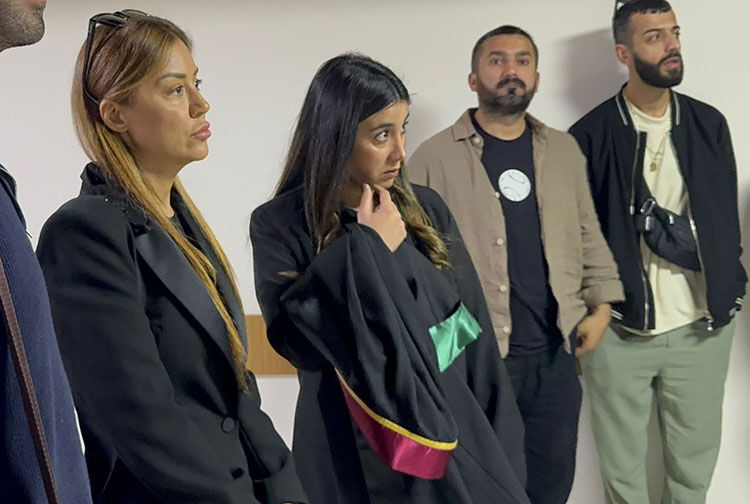 Banu Parlak davasında Dilan Polat’tan gösteri! Sinir krizi geçirdi... Ağladı, yalvardı Şarkıcı Banu Parlak'ın güzellik merkezi kurşunlanmıştı... Dilan Polat ve Engin Polat'a beraat kararı - 2. Resim