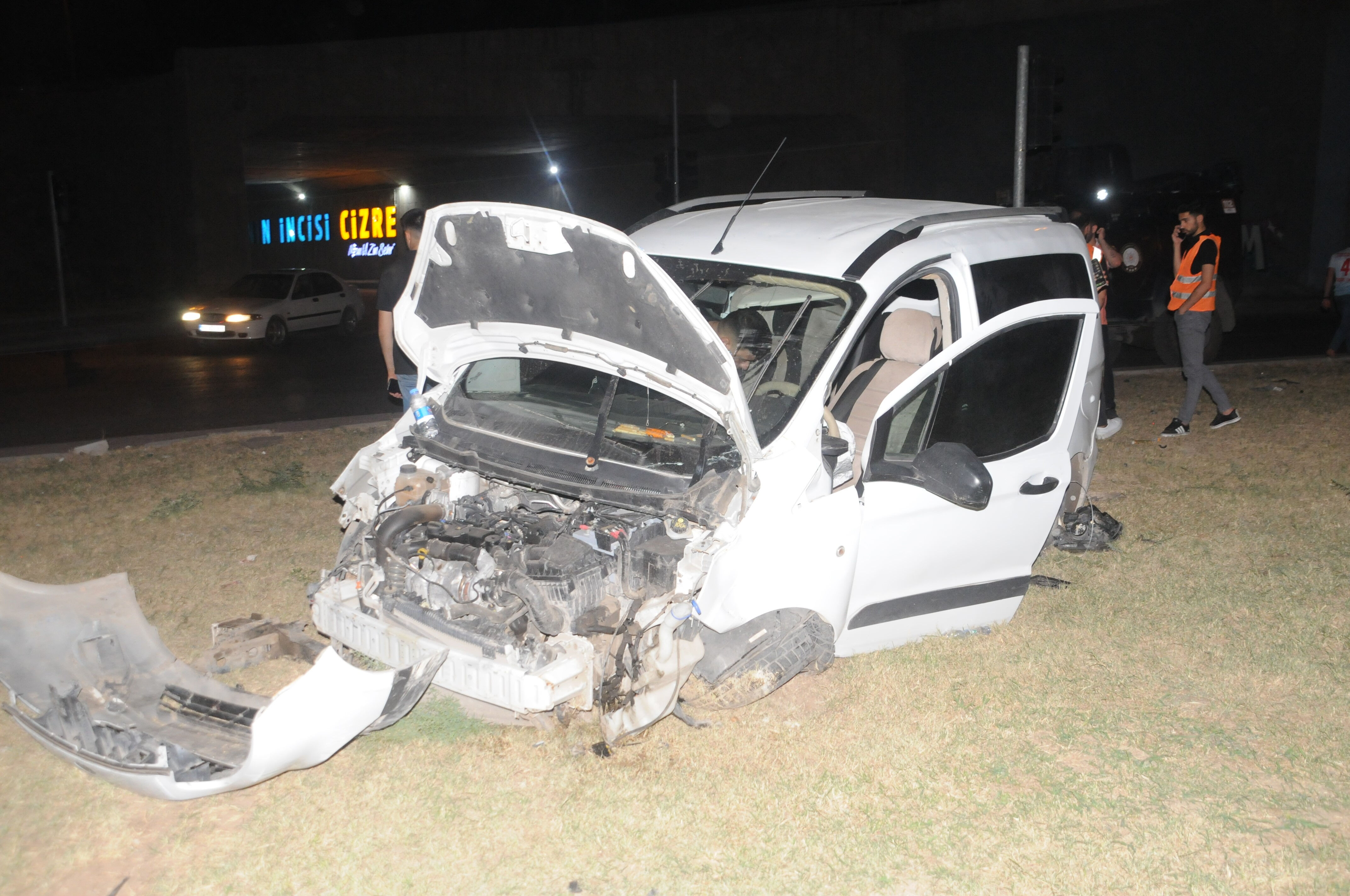 Şırnak'ta aile faciası! Trafik kazasında 4'ü çocuk 8 yaralı Şırnak'ta aile faciası! Trafik kazasında 4'ü çocuk 8 yaralı - 1. Resim
