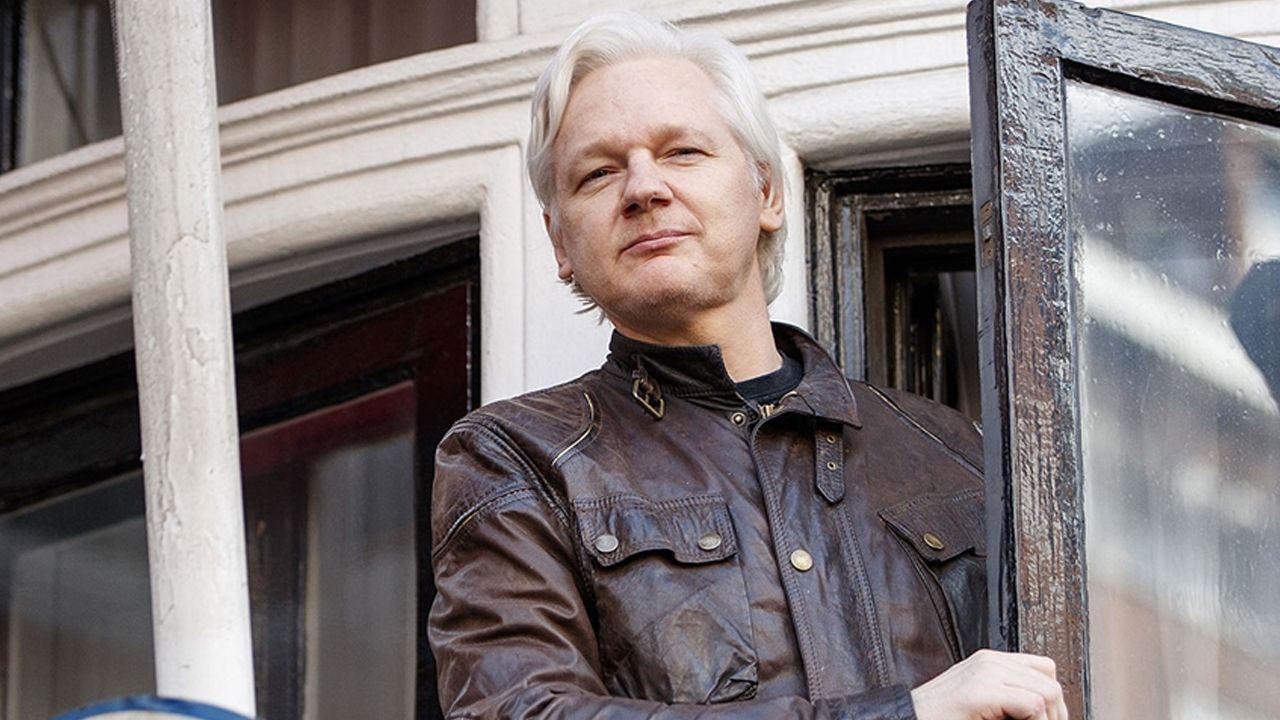 Tüm dünyanın gözü bu davadaydı! WikiLeaks kurucusu Julian Assange serbest: İşte ilk görüntü... - Dünya