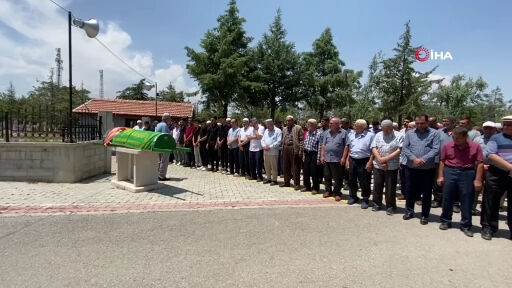 Ümmü Döğer'i evinin önünde kurşun yağmuruna dizdiler! Cenazede kahreden anlar... Ümmü Döğer'i evinin önünde kurşun yağmuruna dizdiler! Cenazede kahreden anlar... - 2. Resim