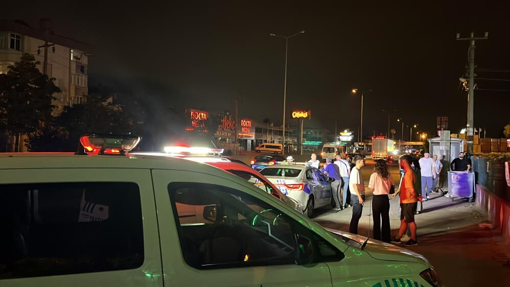 Üst geçitte yürürken dengesini kaybeden çocuk arabanın üstüne düştü! Üst geçitte yürürken dengesini kaybeden çocuk arabanın üstüne düştü! - 1. Resim