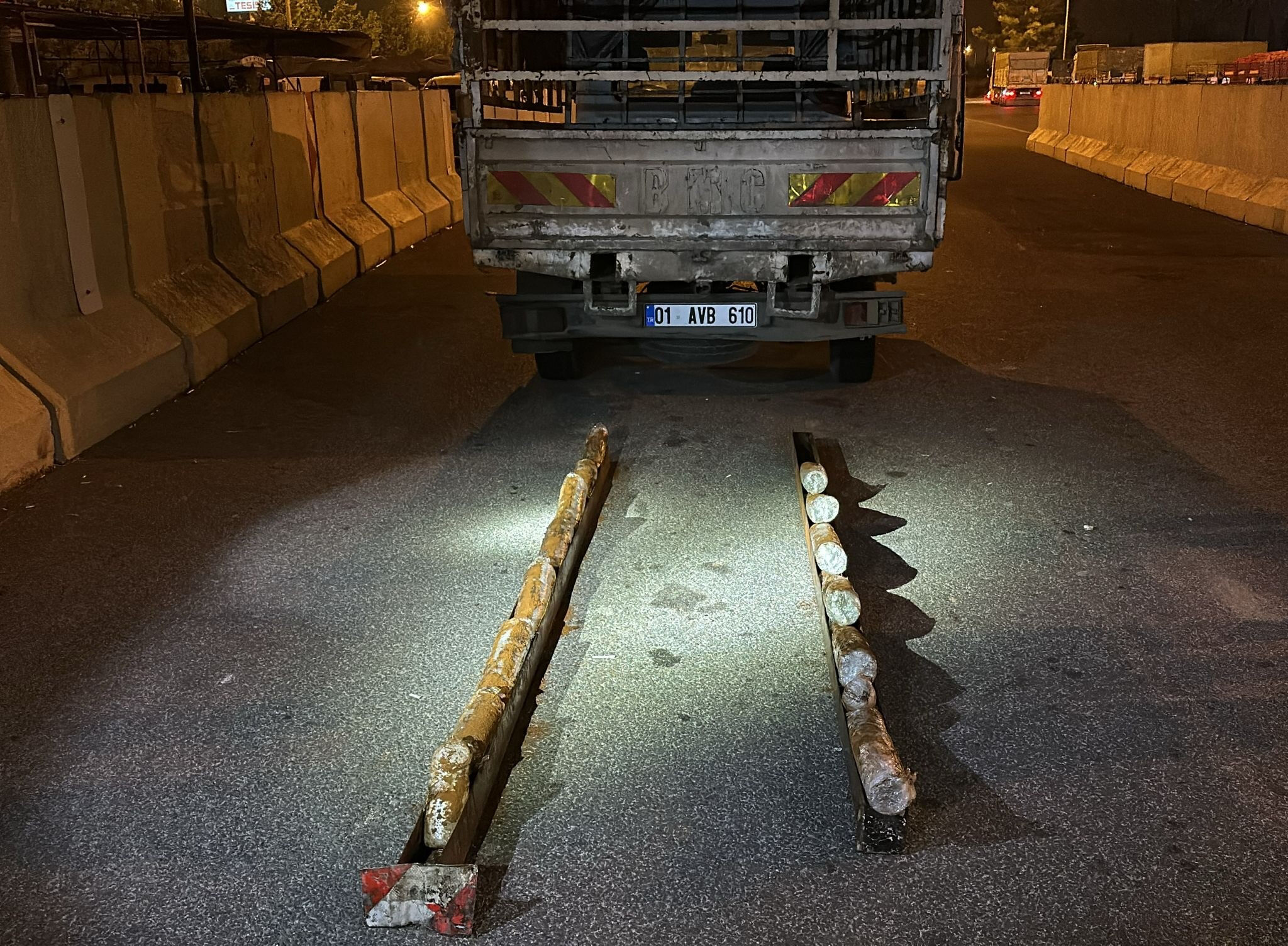 Uyuşturucu taşırken yakalanan şüpheliden pişkin savunma: 50 bin TL alacaktım, arkadaşım kanıma girdi Uyuşturucu taşırken yakalanan şüpheliden pişkin savunma: 50 bin TL alacaktım, arkadaşım kanıma girdi - 1. Resim