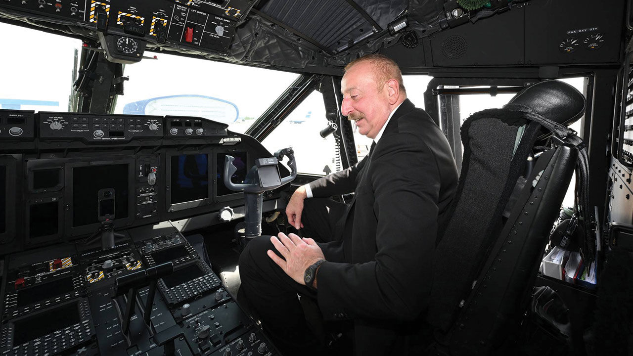 Aliyev İtalya'dan alınan C-27J Spartan nakliye uçağını inceledi - 3. Resim