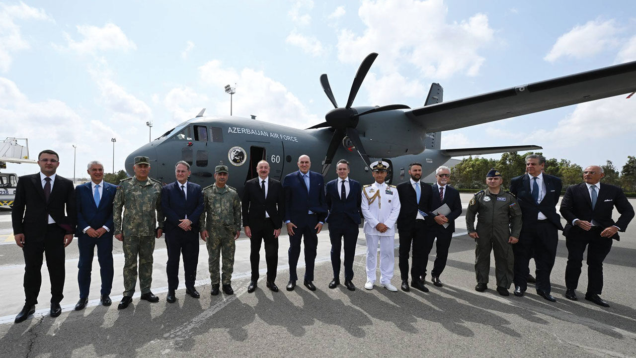 Aliyev İtalya'dan alınan C-27J Spartan nakliye uçağını inceledi - 1. Resim