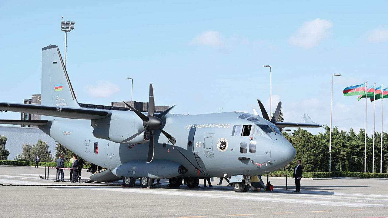 Aliyev İtalya'dan alınan C-27J Spartan nakliye uçağını inceledi - 2. Resim