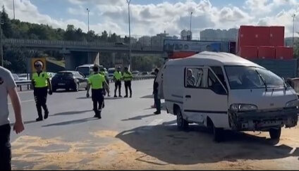 Bahçeşehir kazadan görüntüler gelmeye devam ediyor! 15 araçlık zincirleme kazada 5 yaralı var - 1. Resim