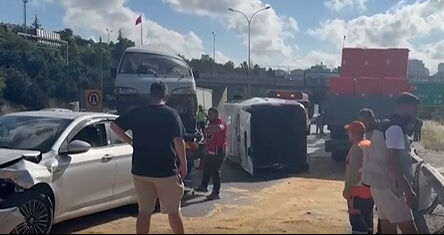 Bahçeşehir kazadan görüntüler gelmeye devam ediyor! 15 araçlık zincirleme kazada 5 yaralı var - 3. Resim