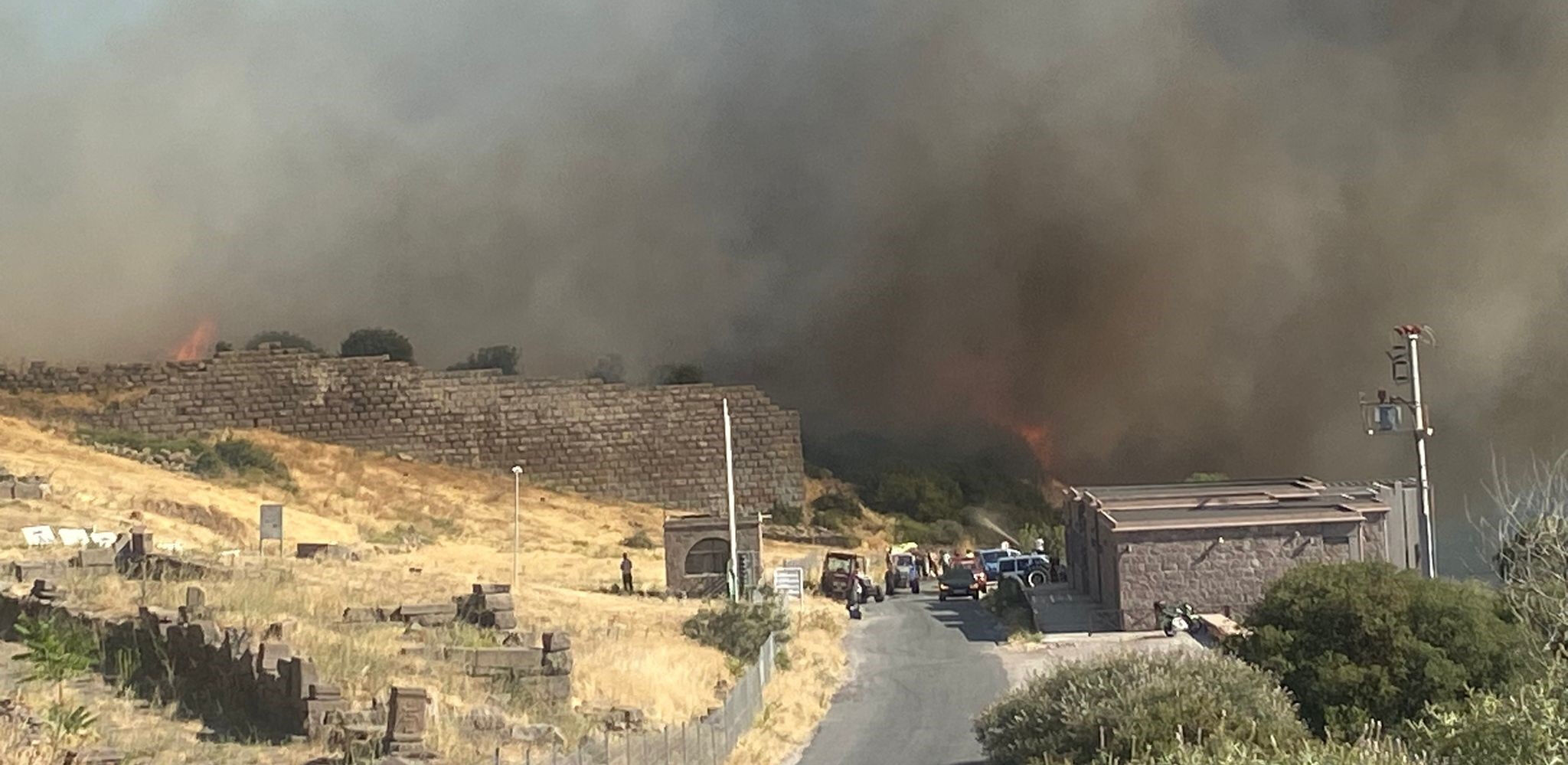 Çanakkale'de makilik alanda çıkan yangın antik kente sıçradı! Müdahale sürüyor - 1. Resim