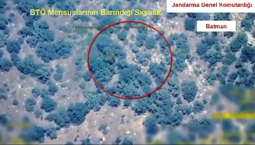 DEM Parti Milletvekili Saliha Aydeniz PKK'lı terörist Sultan Dağ'ın cenaze törenine katıldı DEM Parti Milletvekili Saliha Aydeniz PKK'lı terörist Sultan Dağ'ın cenaze törenine katıldı - 4. Resim