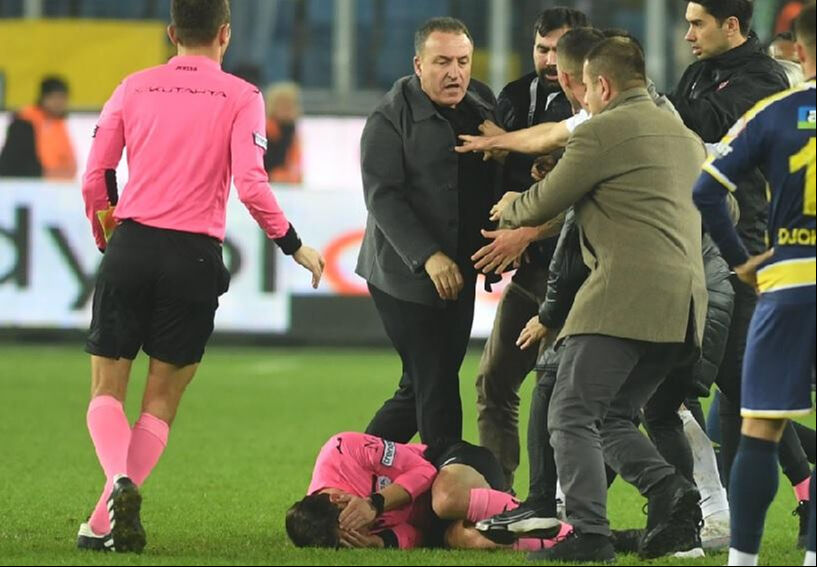 Faruk Koca'nın hakem Halil Umut Meler'i darbettiği olayın davası ertelendi Faruk Koca'nın hakem Halil Umut Meler'i darbettiği olayın davası ertelendi - 4. Resim