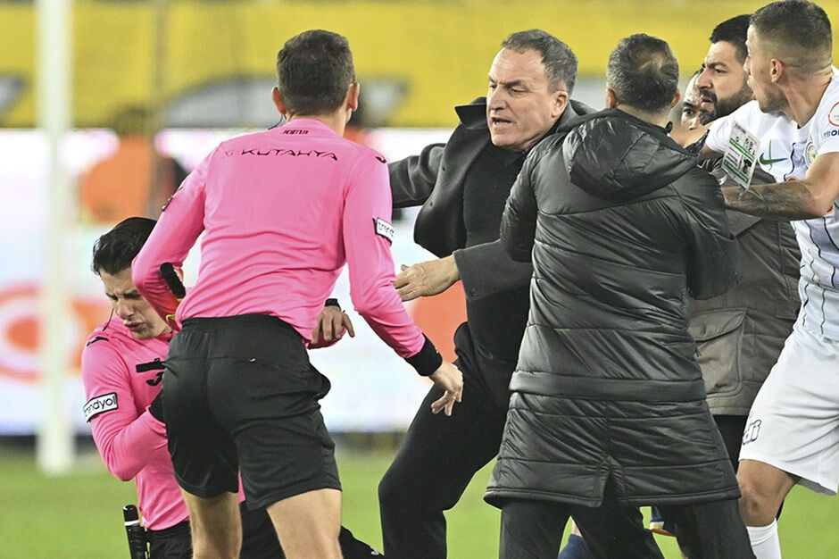 Faruk Koca'nın hakem Halil Umut Meler'i darbettiği olayın davası ertelendi Faruk Koca'nın hakem Halil Umut Meler'i darbettiği olayın davası ertelendi - 3. Resim