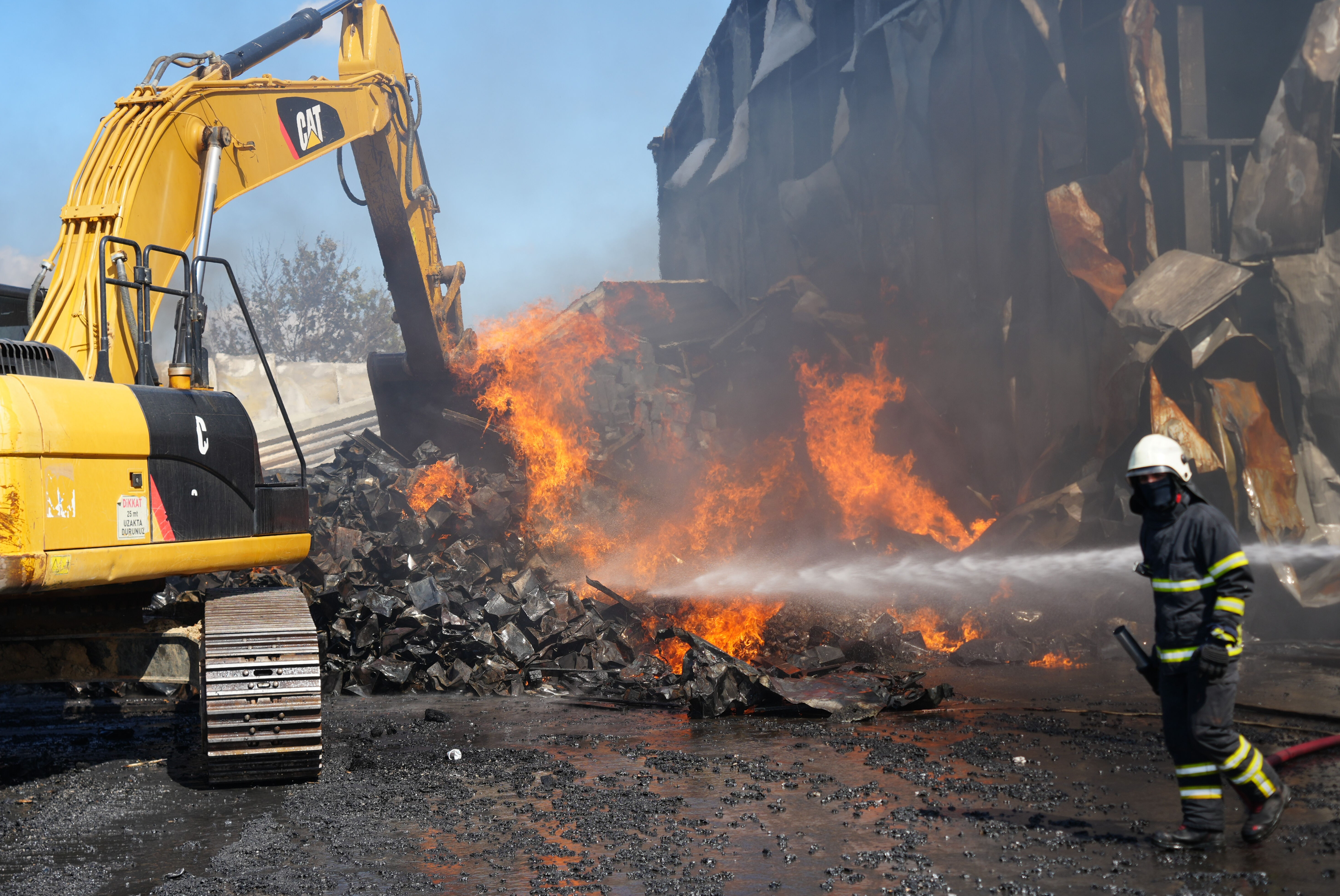 Gebze'de fabrika alev topuna döndü! Çok sayıda ekip sevk edildi - 1. Resim