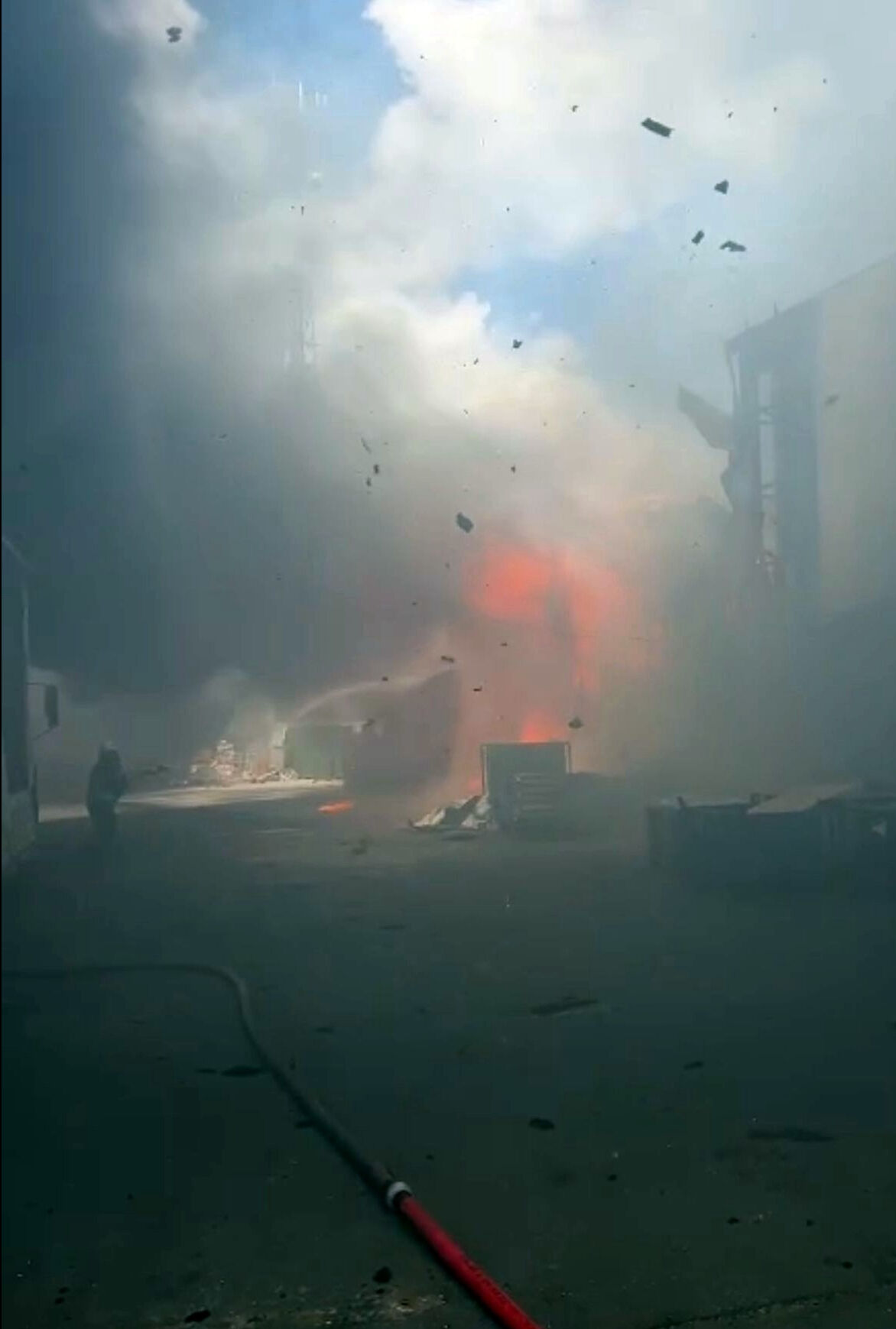 Gebze'de fabrikada çıkan yangını söndürme çalışmaları sürüyor Gebze'de fabrikada çıkan yangını söndürme çalışmaları sürüyor - 2. Resim