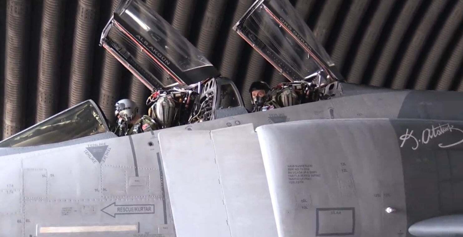 Genelkurmay Başkanı Orgeneral Metin Gürak savaş jeti F-4 ile uçtu - 1. Resim