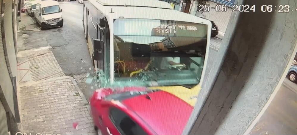 İETT otobüsü 4 araçlık kazaya neden oldu! Şoför hakkında şoke eden iddia - 3. Resim