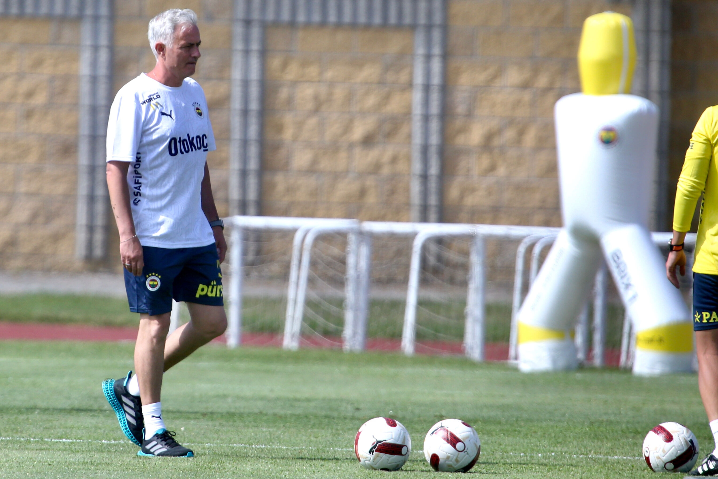 Jose Mourinho Fenerbahçe'de komutan oyuncusunu Mert Hakan Yandaş olarak seçti Jose Mourinho Fenerbahçe'de komutan oyuncusunu Mert Hakan Yandaş olarak seçti - 3. Resim