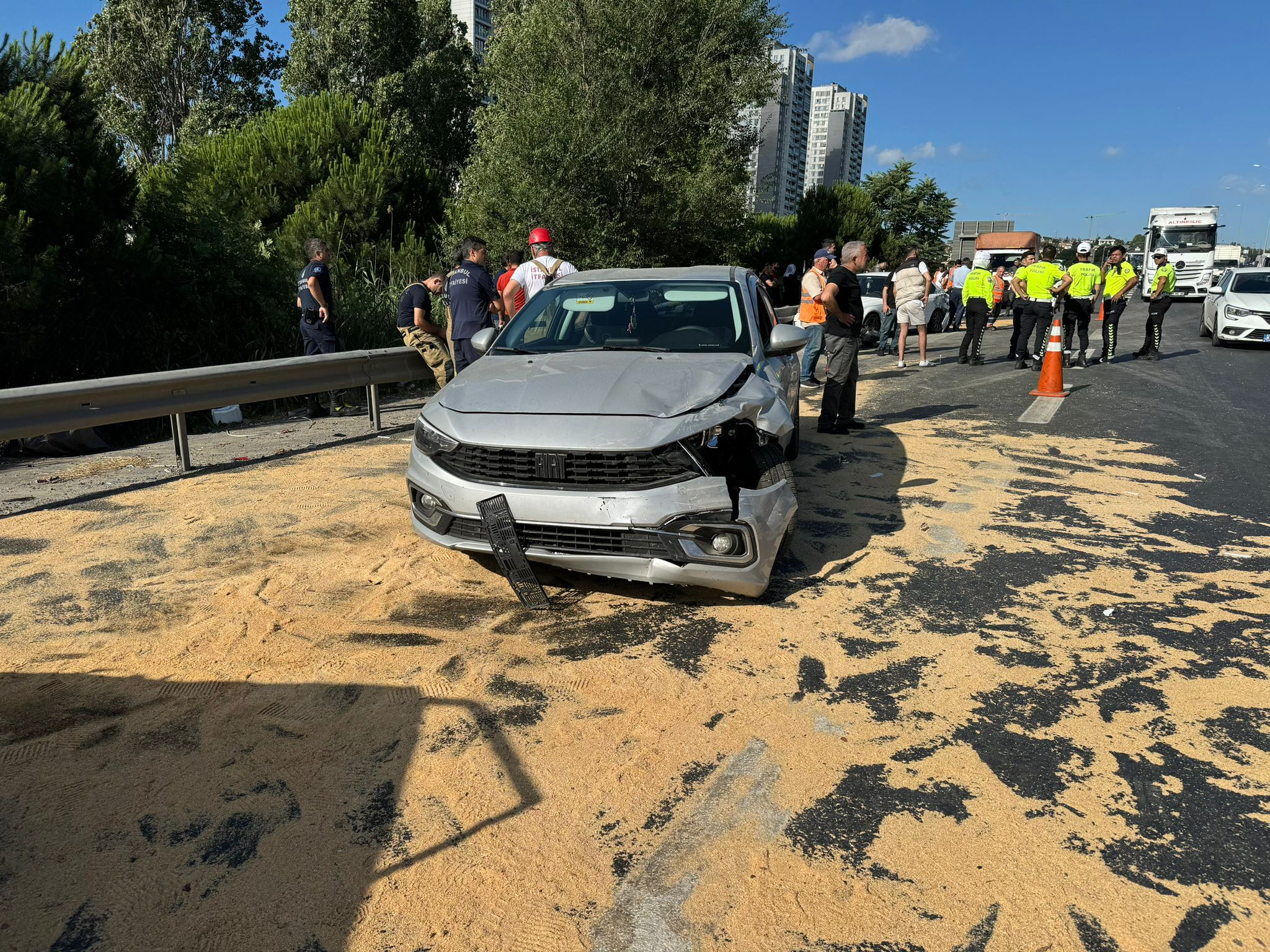 TEM Otoyolu Bahçeşehir-Mahmutbey yolunda 15 araçlık zincirleme kaza! Çok sayıda yaralı var - 1. Resim