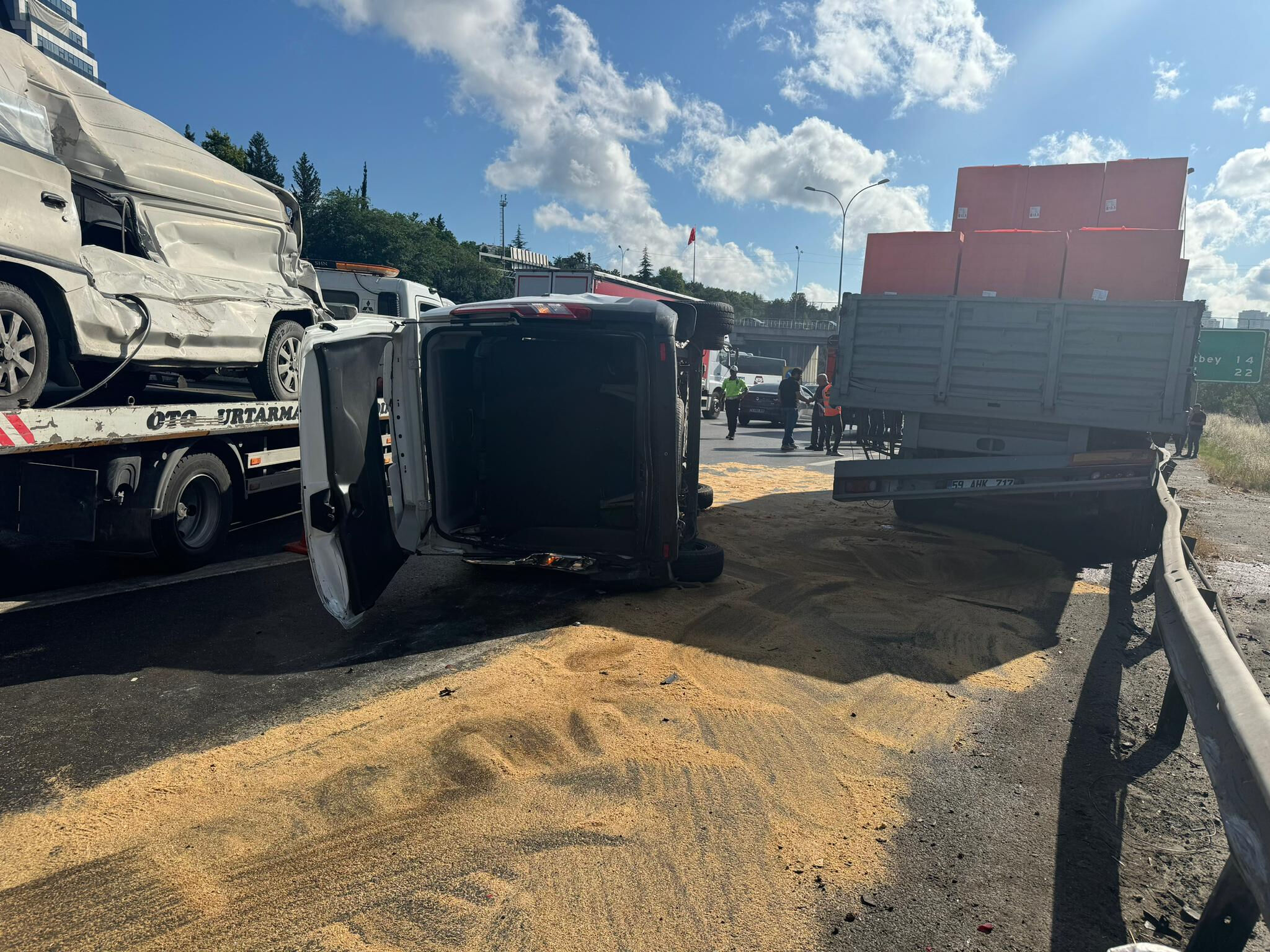 TEM Otoyolu Bahçeşehir-Mahmutbey yolunda 15 araçlık zincirleme kaza! Çok sayıda yaralı var - 4. Resim