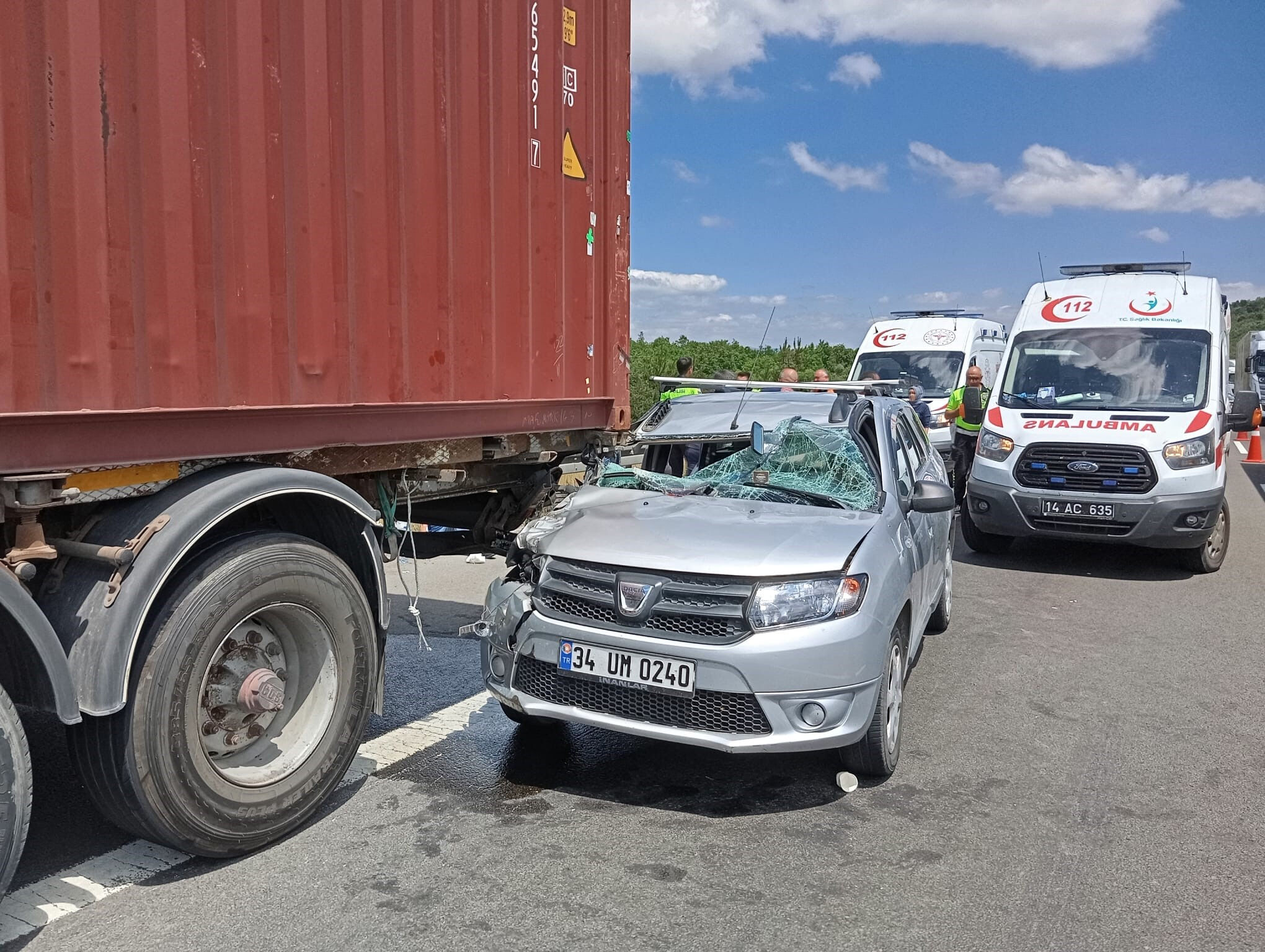TEM'de kaza! Tıra arkadan girdi, ön tarafı komple dağıldı: 5 yaralı - 1. Resim