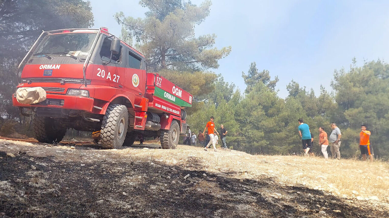 Türkiye'nin dört bir yanı alevlere teslim! Yangın antik kente sıçradı, ekipler müdahale ediyor - 4. Resim