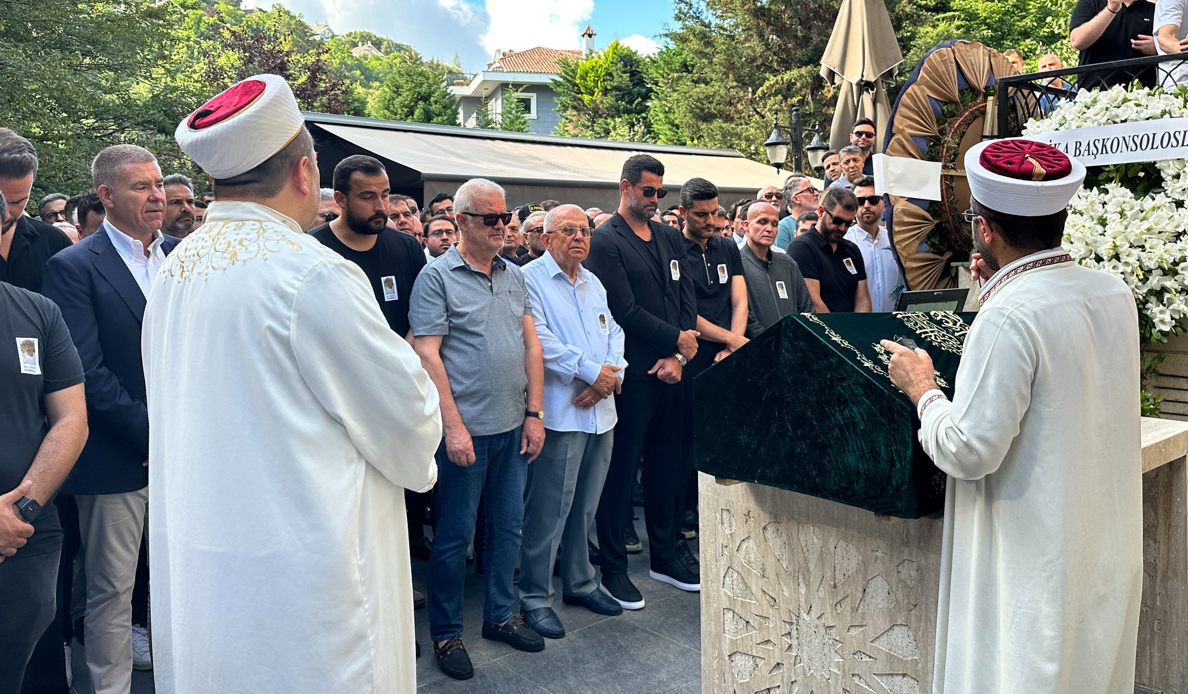 Volkan Demirel'in acı günü! Babasını son yolculuğuna uğurladı - 1. Resim