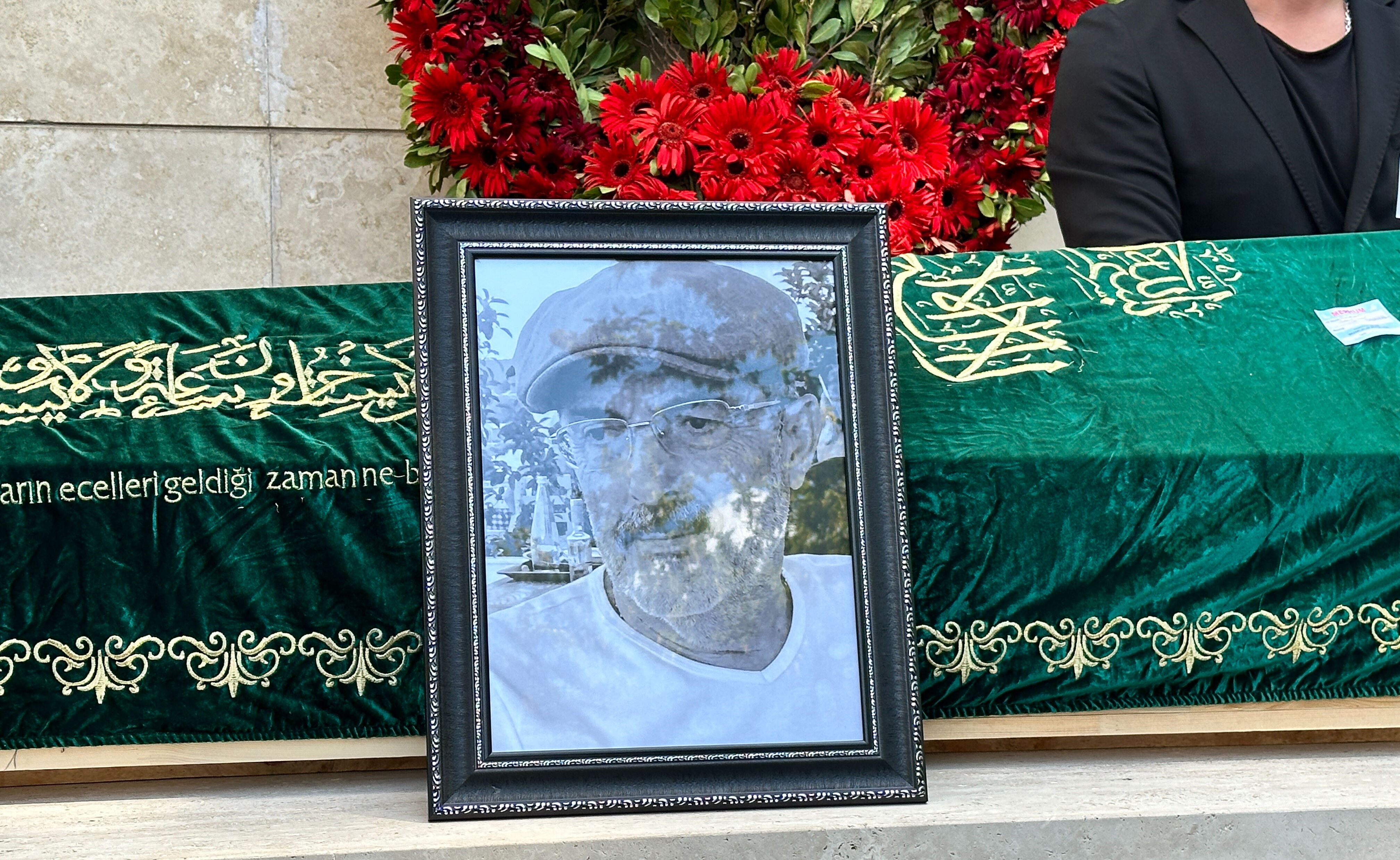 Volkan Demirel'in acı günü! Babasını son yolculuğuna uğurladı - 2. Resim