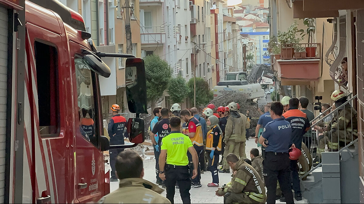 Bahçelievler'de bina çöktü! AFAD ekipleri enkazda çalışma başlattı - 1. Resim
