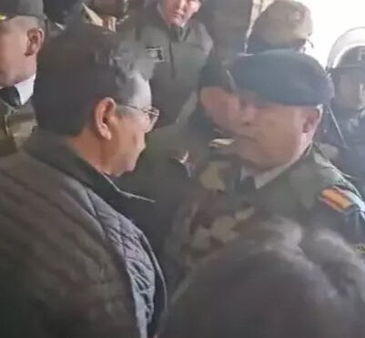 Bolivya yangın yeri! Darbeci komutanla devlet başkanı yüz yüze geldi Bolivya yangın yeri! Darbeci komutanla devlet başkanı yüz yüze geldi - 3. Resim