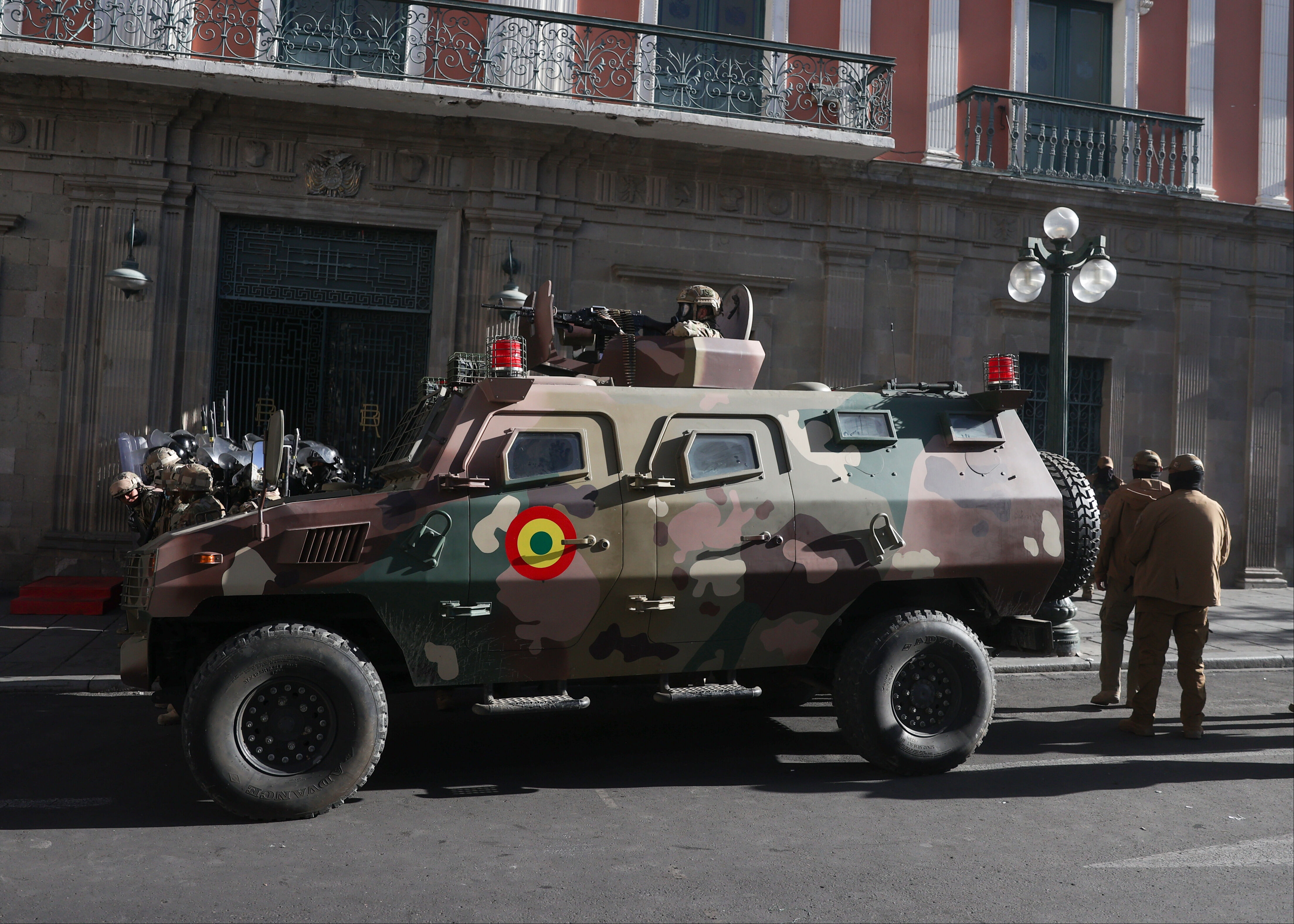Bolivya'da İçişleri Bakanı'ndan darbe itirafı! Devlet Başkanı darbeci generalle tartıştı Bolivya'da İçişleri Bakanı'ndan darbe itirafı! Devlet Başkanı darbeci generalle tartıştı - 4. Resim