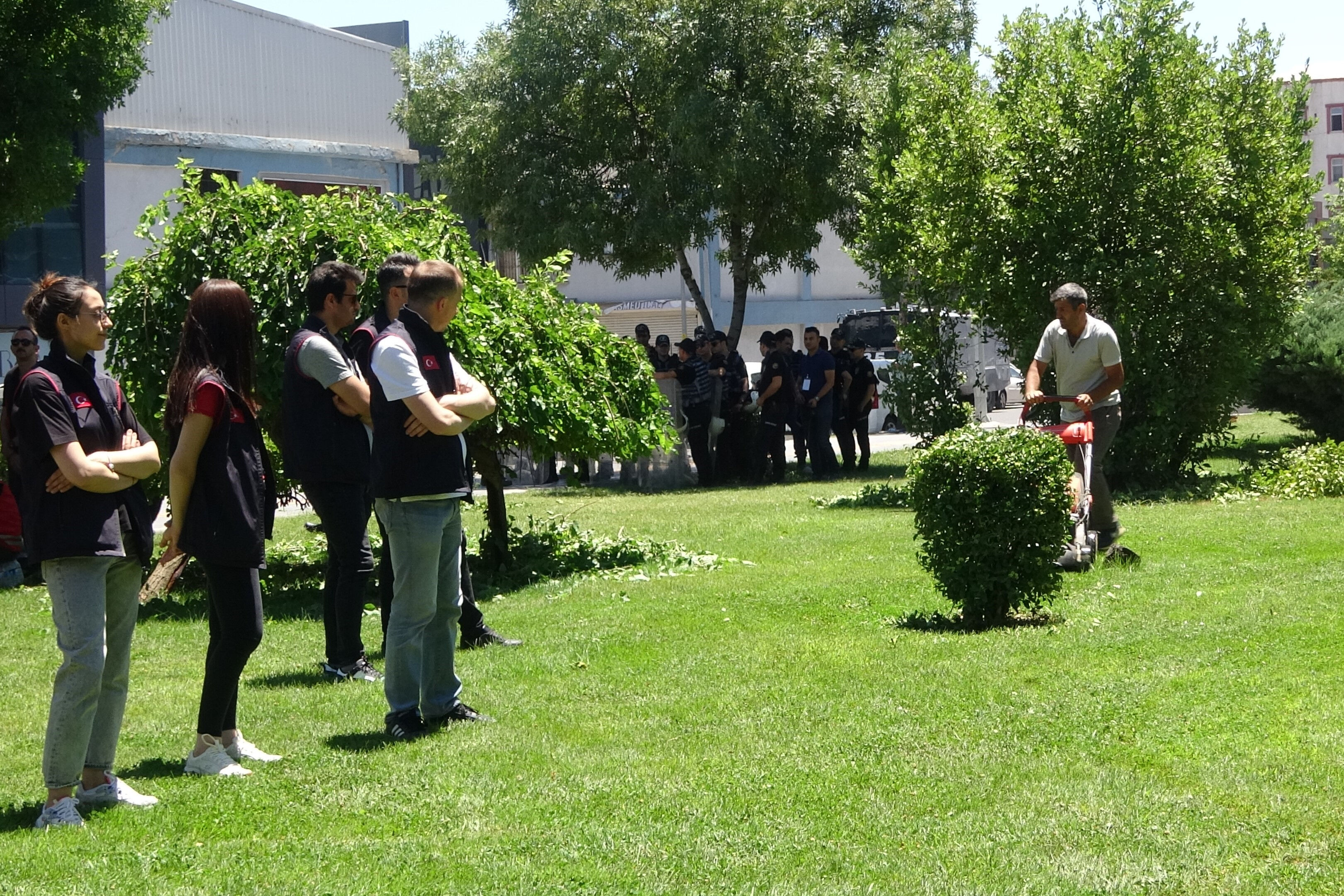 DEM Partili belediyelerin işçi kıyımına protesto: Emekçilerin ekmeğiyle oynadılar - 1. Resim