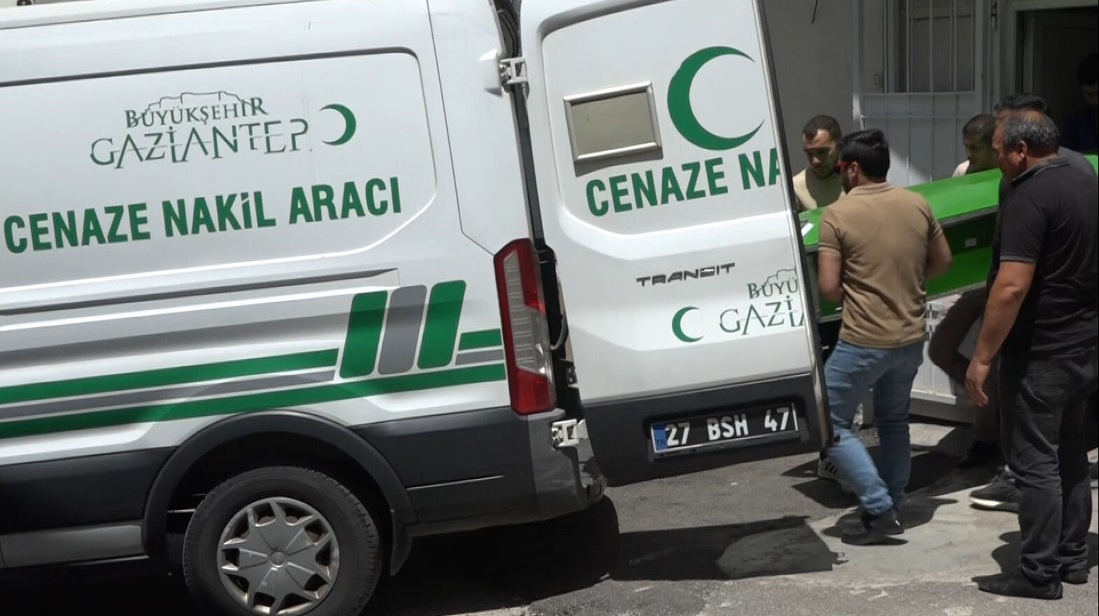 Düşerek hayatını kaybeden adamın ailesinden hastaneye 'ihmal' suçlaması Düşerek hayatını kaybeden adamın ailesinden hastaneye 'ihmal' suçlaması - 2. Resim