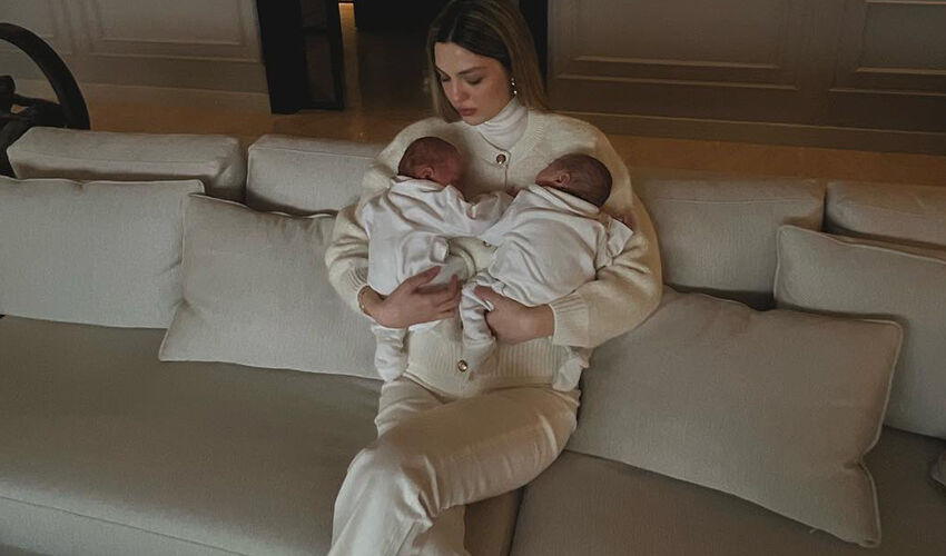 İdo Tatlıses ile Yasemin Şefkatli ikizlerinin yüzünü ilk kez gösterdi İdo Tatlıses ile Yasemin Şefkatli ikizlerinin yüzünü ilk kez gösterdi - 1. Resim