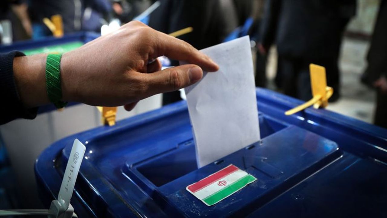 İran&#039;da Cumhurbaşkanlığı seçime 1 gün kala 2 aday yarıştan çekildi