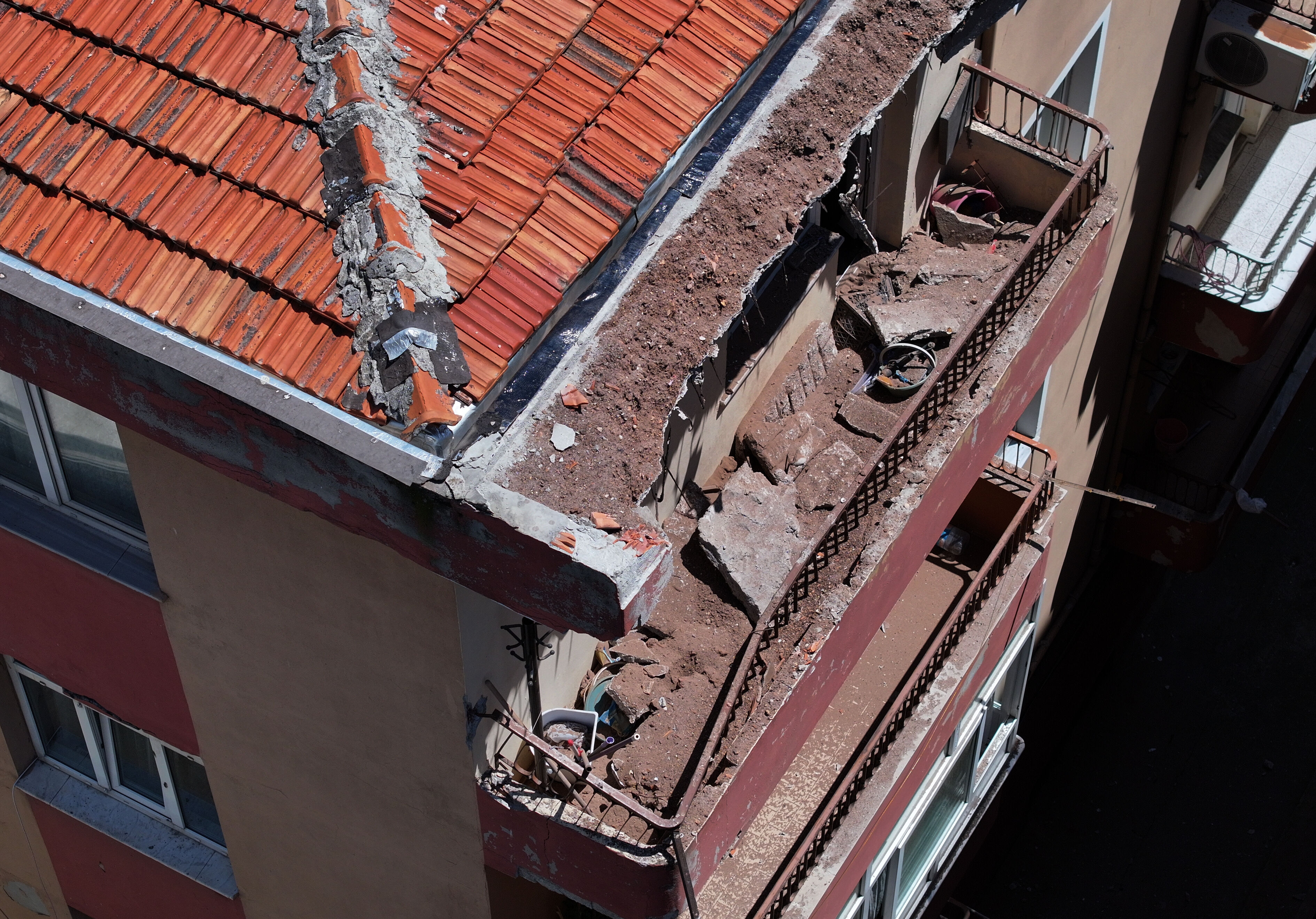 İstanbul Bahçelievler'de binanın çatısında çökme! Ekipler olay yerinde - 2. Resim
