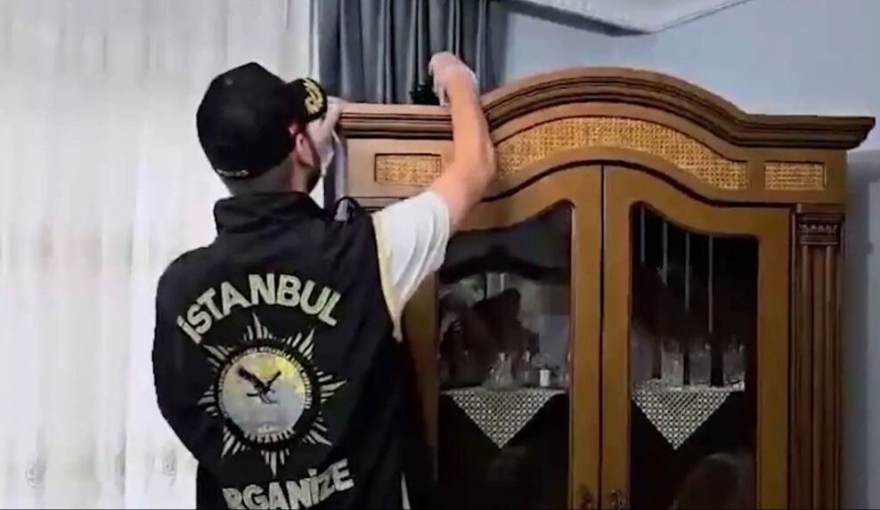 İstanbul'da çökertilen suç örgütünün avukatı polislere saldırdı - 3. Resim