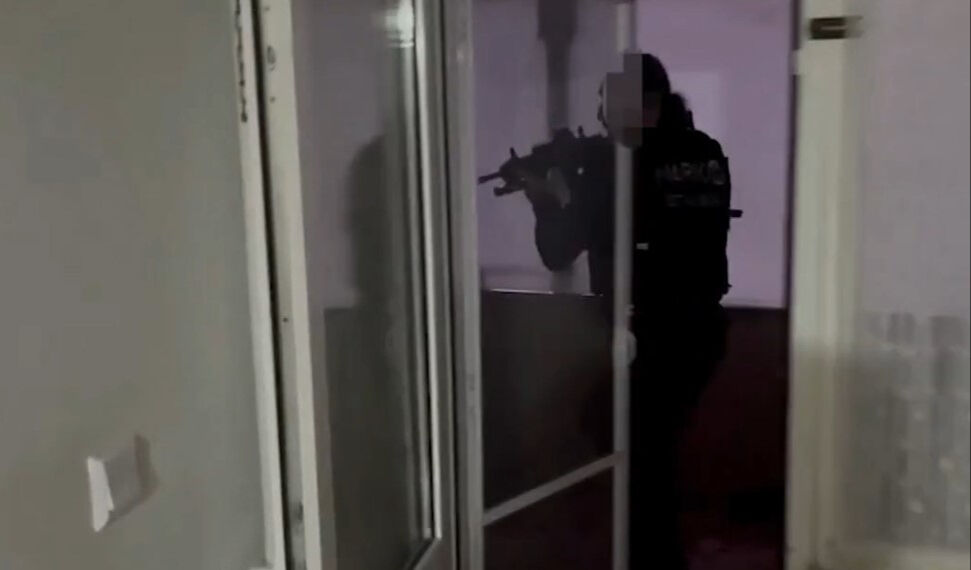 İstanbul'da çökertilen suç örgütünün avukatı polislere saldırdı - 1. Resim