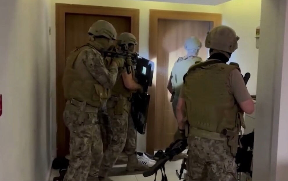 İstanbul'da çökertilen suç örgütünün avukatı polislere saldırdı - 2. Resim