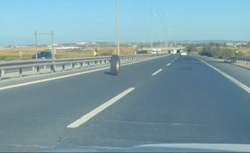 Kamyonetten kopan lastiğin otoyoldaki yolculuğu kamerada - 1. Resim