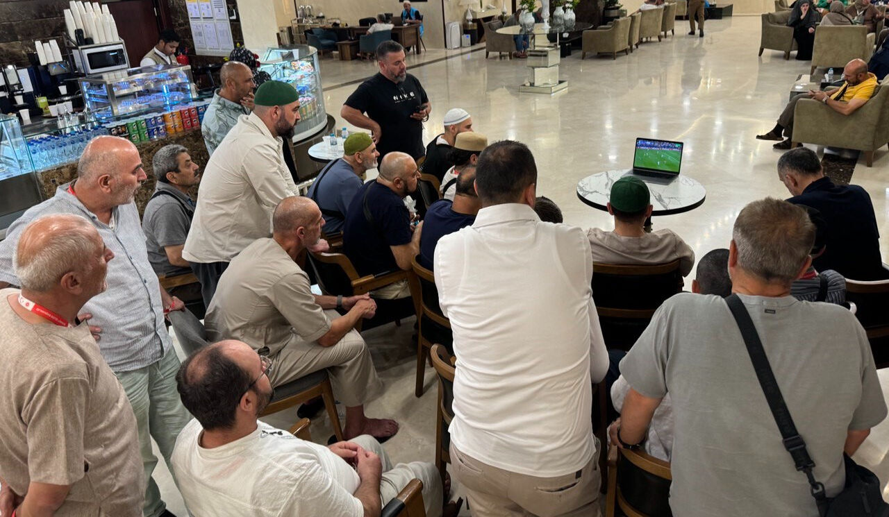 Medine'de hacıların milli maç heyecanı! Otel lobisini stada çevirdiler - 1. Resim