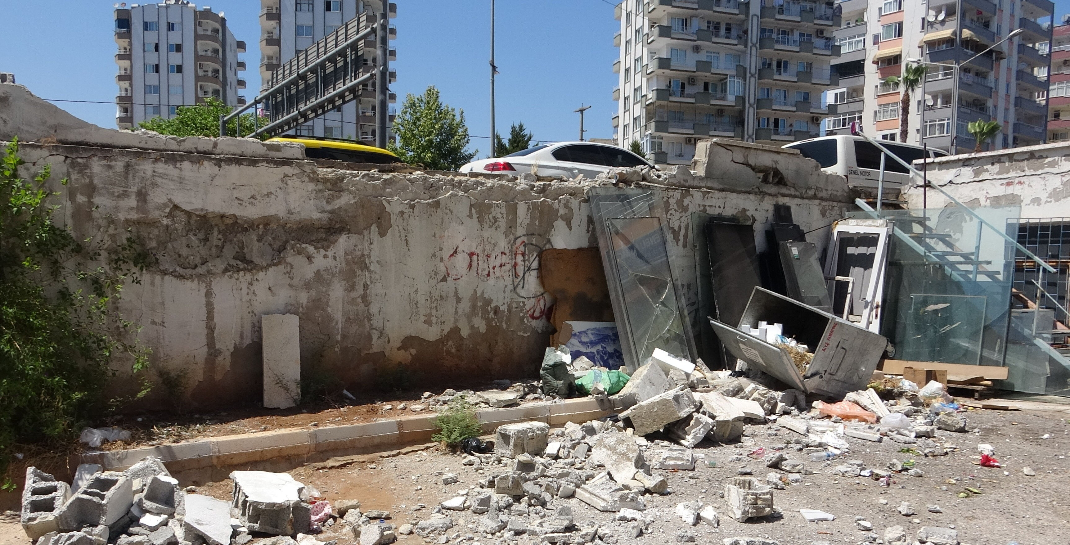 Mersin'de akıllara durgunluk veren kaza: Yolda yürürken bir anda köprüden uçtu... O anlar kamerada - 2. Resim