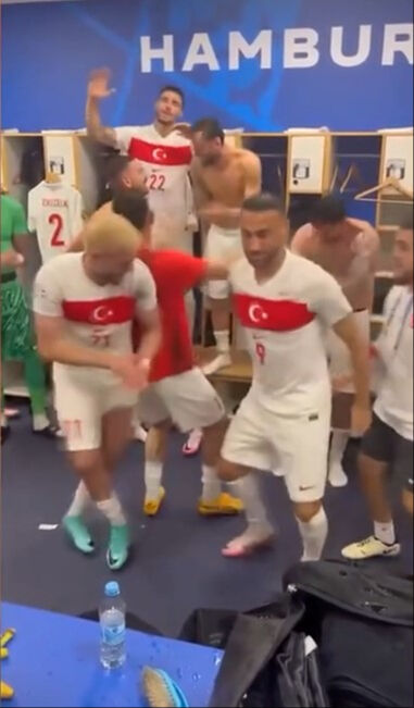 Milliler Çekya zaferi sonrası soyunma odasında çiftetelli oynadı - 2. Resim