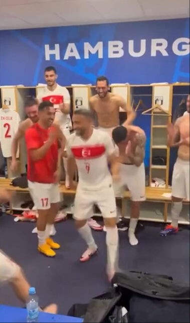 Milliler Çekya zaferi sonrası soyunma odasında çiftetelli oynadı - 1. Resim